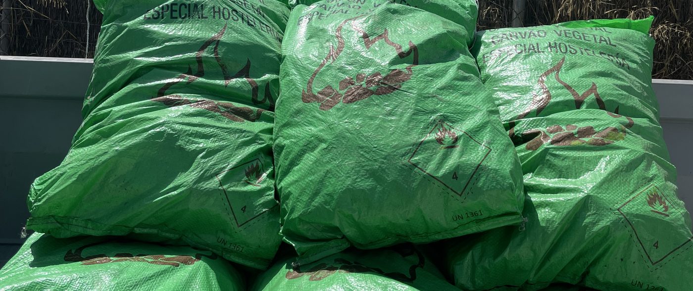 Sacs de carbó vegetal d'alzina especial hostaleria carregats al camió — FustaGo, Terrassa